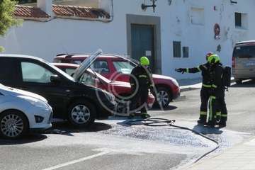Los bomberos sofocan el incendio de un vehículo en San Juan  (Foto TA)